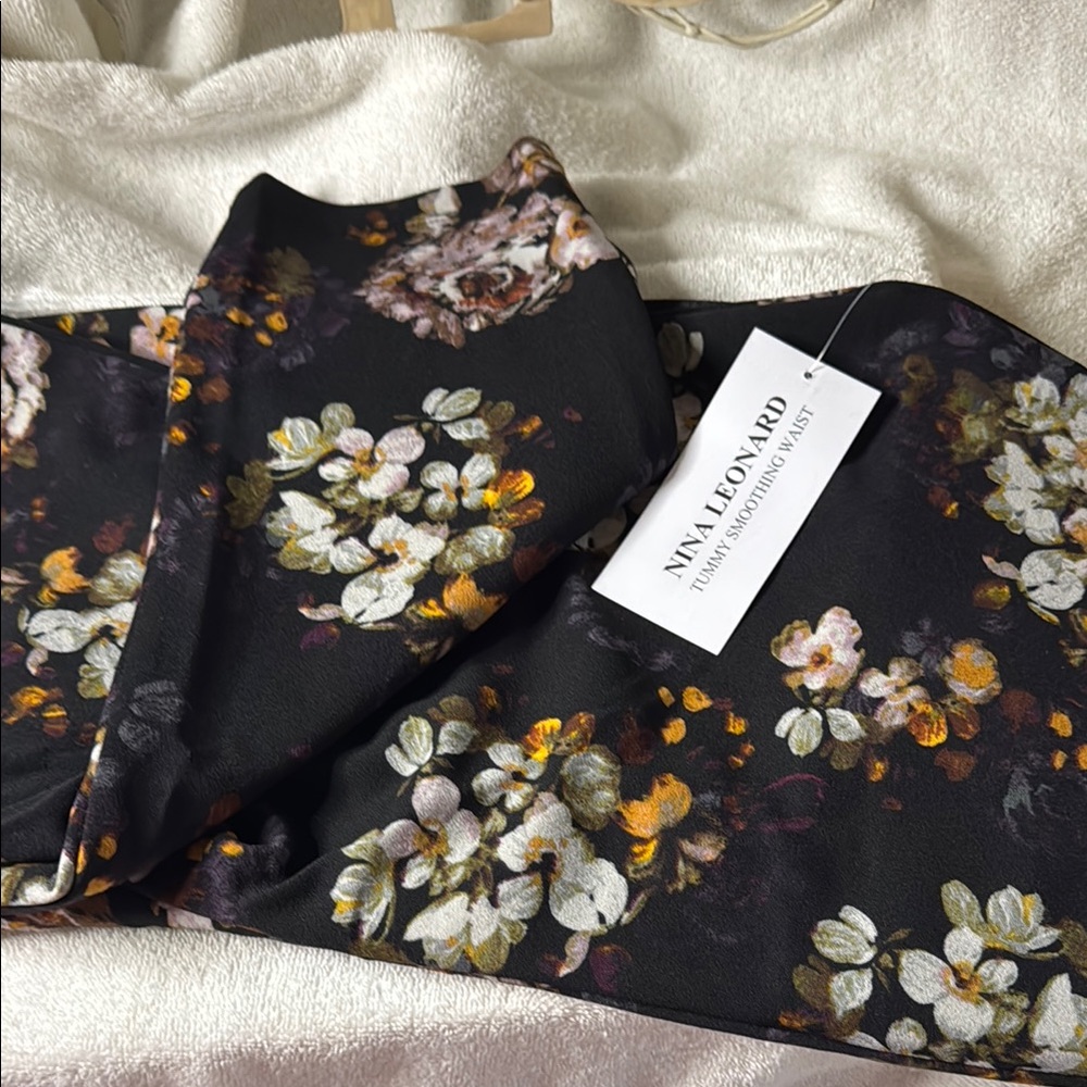 NWT Nina Leonard Floral Print Trousers/Leggings. Tummy Control. Stretch. Soft